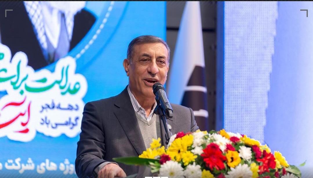  معاون اجرایی رئیس جمهور پس از افتتاح ۶ پروژه صنعتی و آموزشی در منطقه گل گهر سیرجان طی سخنانی در جمع مدیران و کارگران شاغل در این منطقه با بیان اینکه اجرای این‌ پروژه های عظیم در دل تک تک مردم ایران ایجاد امید می کند گفت: امروز ثابت کردید که کارگران و مهندسان ایرانی در هر شرایطی می ایستند و کشورشان را می سازند.   دکتر قائم پناه با تاکید بر اینکه ساختن سخت و تخریب کردن آسان است گفت: افتخار می کنم که امروز در جمع شما هستم چراکه شما نماد سازندگی، عزت، توسعه و پیشرفت ایران هستید و با کمک شما و با ایستادگی و مقاومت مردم و تدبیر مسوولان، این گردنه سخت اقتصادی و سیاست خارجی را هم با پیروزی پشت سر خواهیم گذاشت.   استاندار کرمان هم طی سخنانی به افتتاح ۳۰ هزار میلیارد تومان پروژه در دهه فجر سال گذشته و ۳۰ هزار میلیارد تومان در دهه فجر امسال و پیش بینی افتتاح بیش از ۱۰۰ هزار میلیارد تومان پروژه در سال آینده در منطقه گل گهر اشاره کرد و گفت: این نشان دهنده جریان توسعه در این منطقه عظیم معدنی و صنعتی است.  دکتر طالبی ادامه داد: سرمایه گذاری های ارزش آفرینی که در سایه ثبات مدیریت در مجموعه گل گهر شاهد هستیم نه تنها آبروی استان کرمان بلکه آبروی کشور است که لازم می دانم به صورت ویژه از مهندس ایمان عتیقی مدیرعامل شرکت گل گهر و همکاران ایشان تشکر کنم.  امام جمعه سیرجان هم گل گهر را مجموعه‌ای پر افتخار برای کشور معرفی و  موفقیت های این مجموعه را حاصل تلاش و جدیت مدیران متخصص و پر انگیزه بومی عنوان کرد و گفت: امروز گل گهر مثل نگینی در کشور می درخشد.   گفتنی است به مناسبت چهل و هفتمین سالگرد پیروزی انقلاب اسلامی، ۶ پروژه صنعتی و آموزشی با سرمایه گذاری حدود ۳۰ هزار میلیارد تومان با حضور معاون اجرایی رئیس جمهور در منطقه گل گهر افتتاح شد که برای ۵۰۰ نفر ایجاد اشتغال شده است.  در پایان این مراسم از مدیران عامل شرکتهای منطقه گل گهر که امروز افتتاح داشتند تجلیل شد.